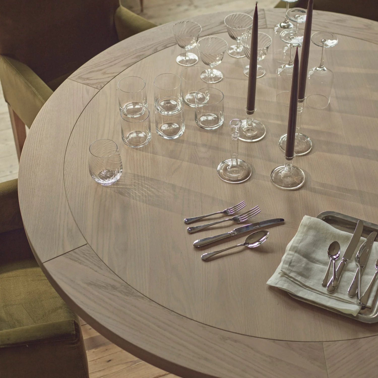 Battersea 6 Seater Round Oak Dining Table - Image 3