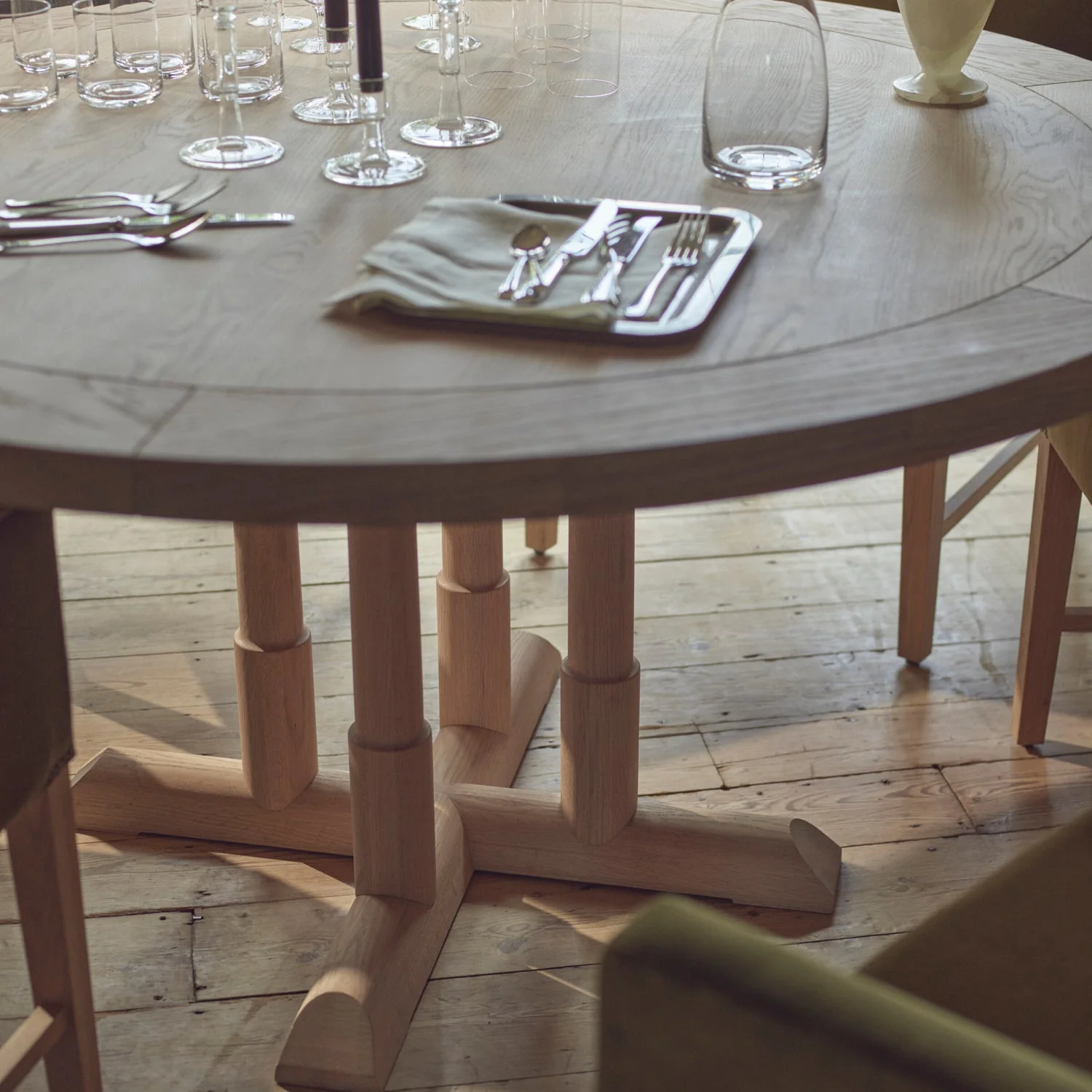 Battersea 6 Seater Round Oak Dining Table - Image 4
