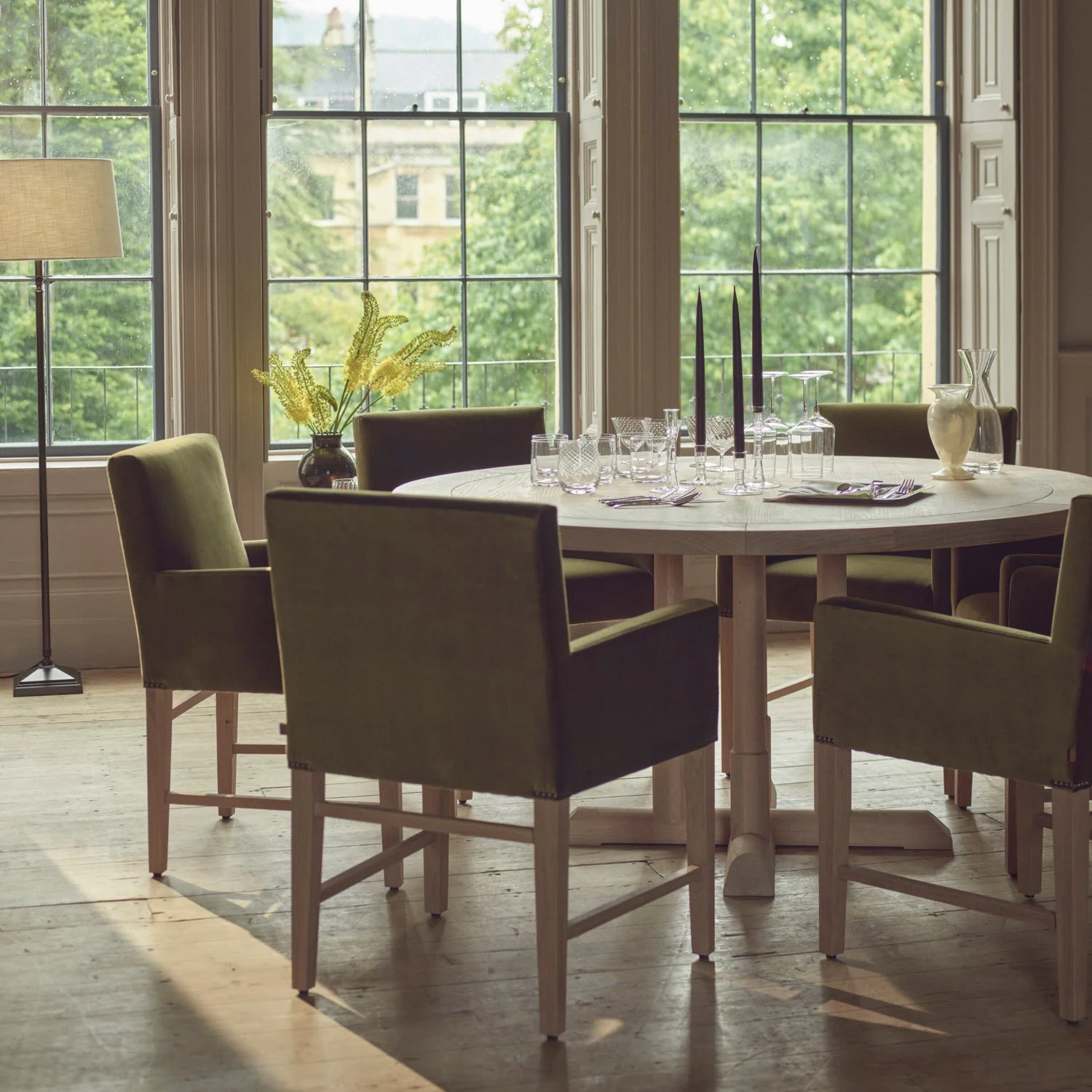 Battersea 6 Seater Round Oak Dining Table - Image 5