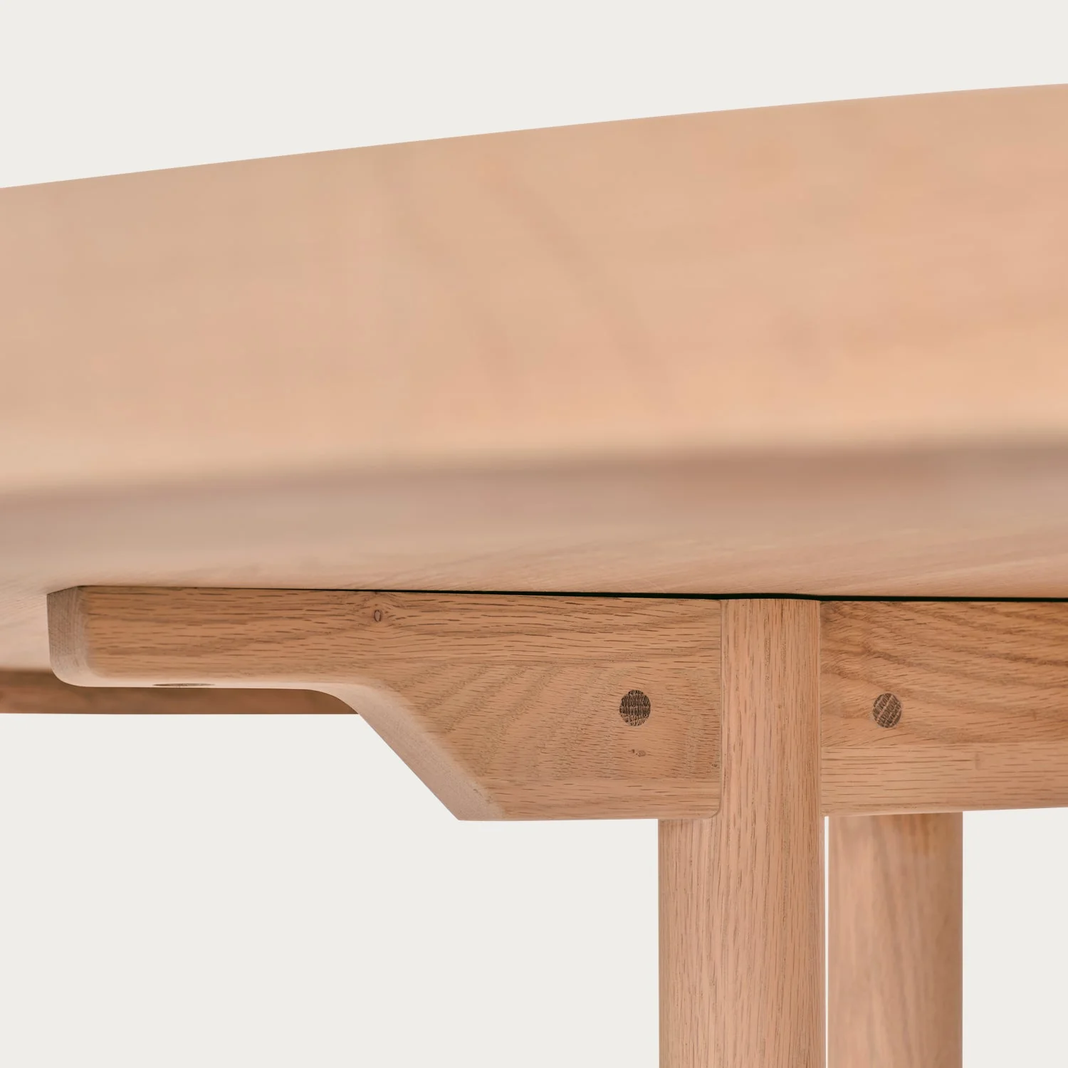 Battersea 6 Seater Round Oak Dining Table - Image 8