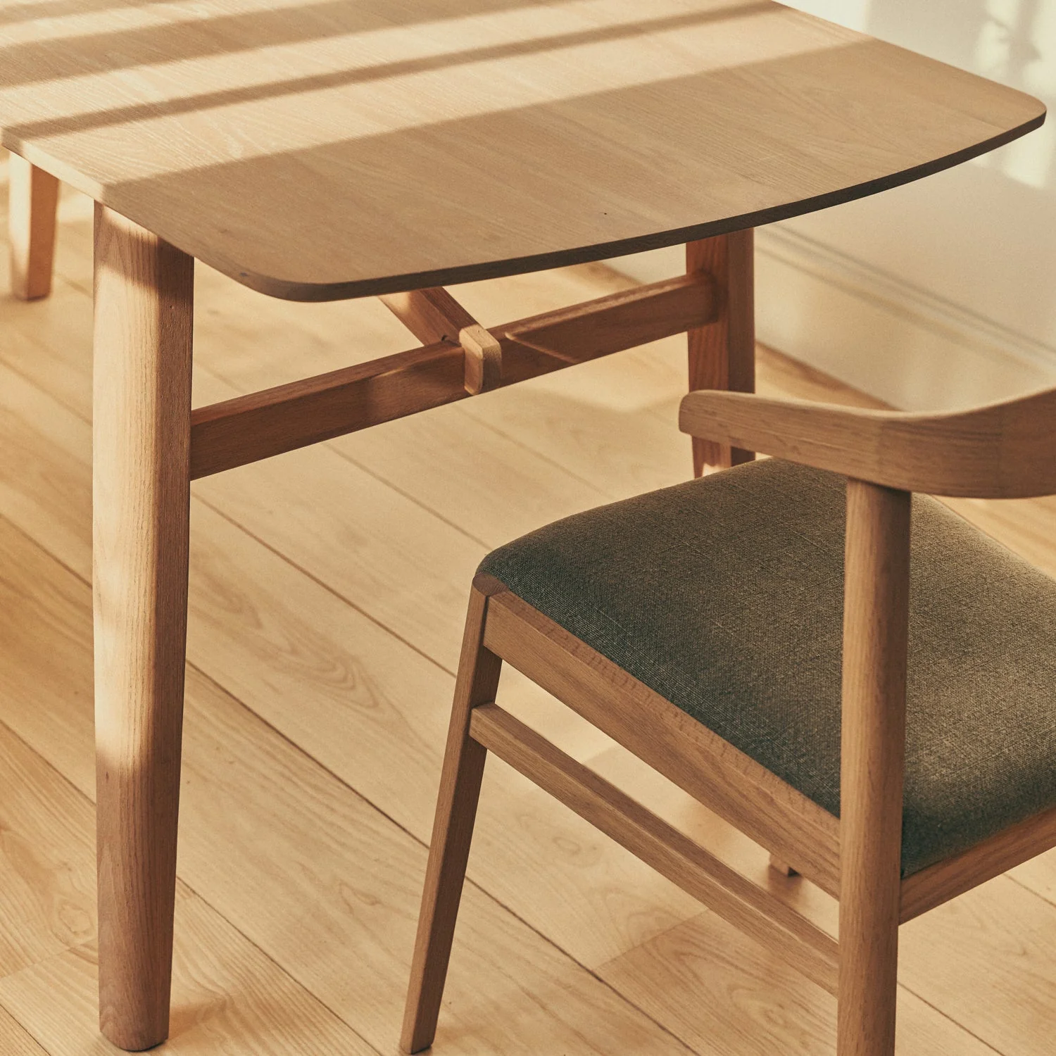 Borough 6 Seater Oak Dining Table - Image 3