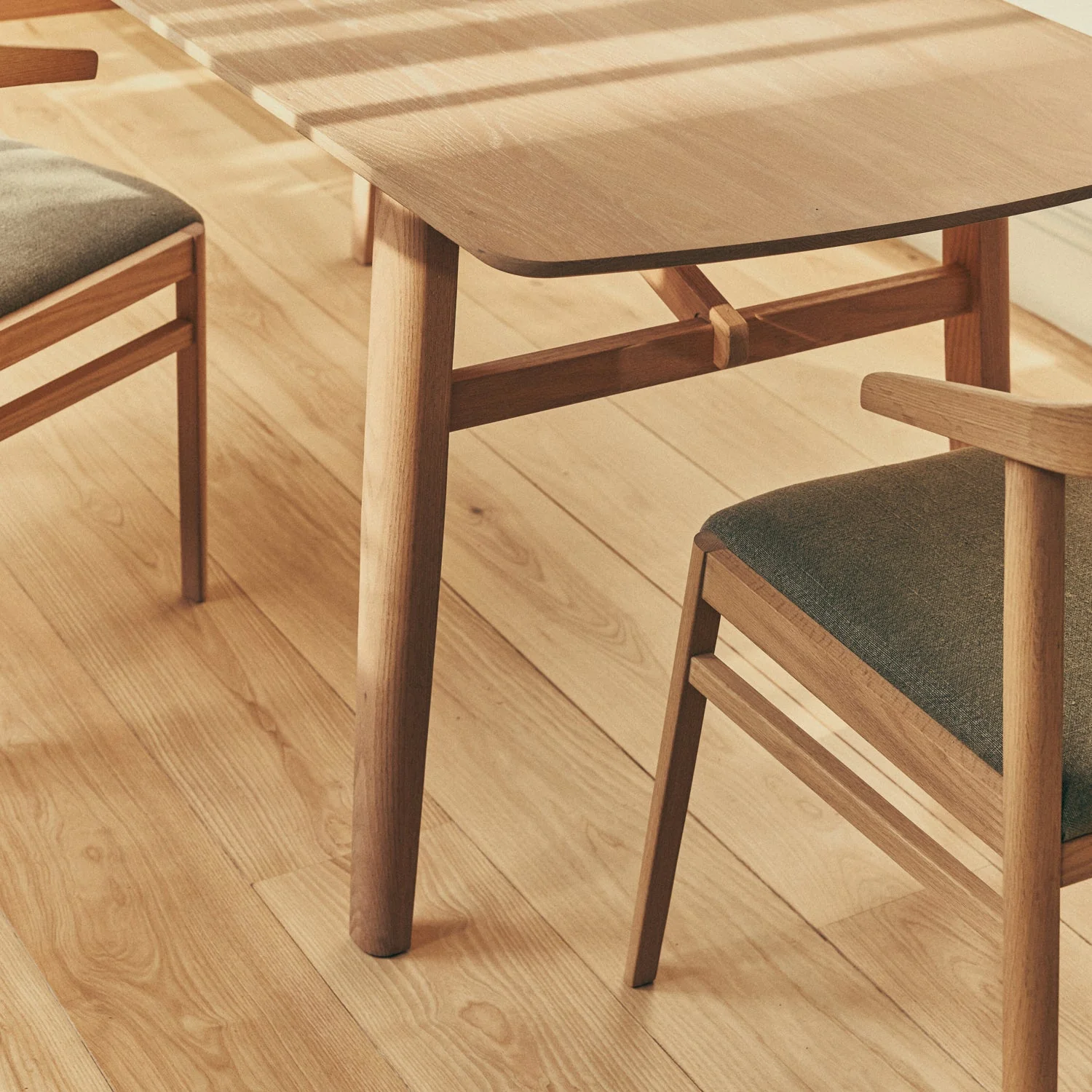 Borough 6 Seater Oak Dining Table - Image 4