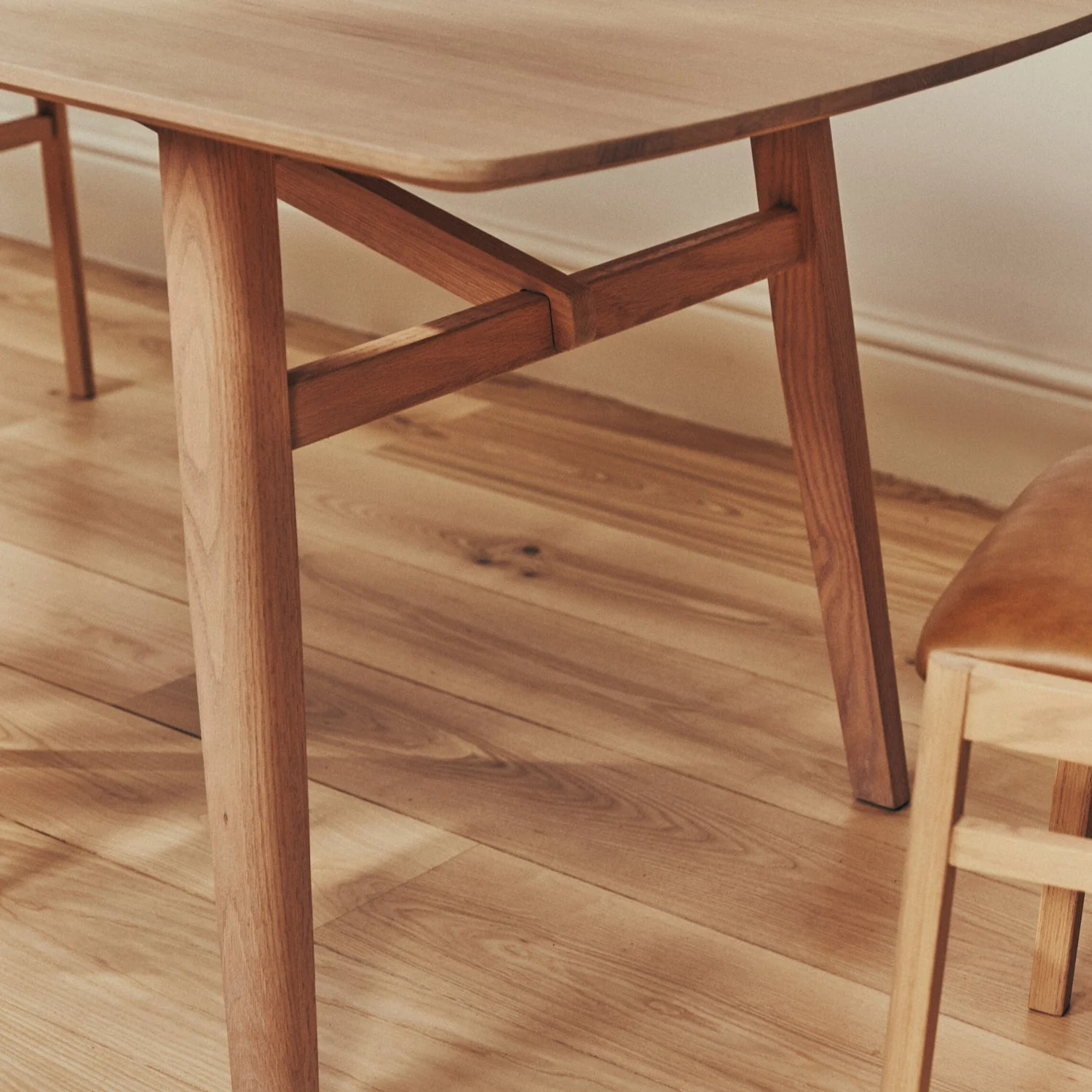 Borough 8 Seater Oak Dining Table - Image 4