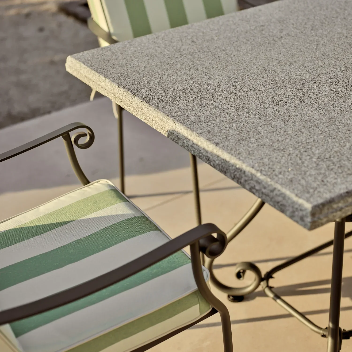Cheltenham 10 Seater Metal Garden Dining Set with Granite Top, Green Stripe - Image 4