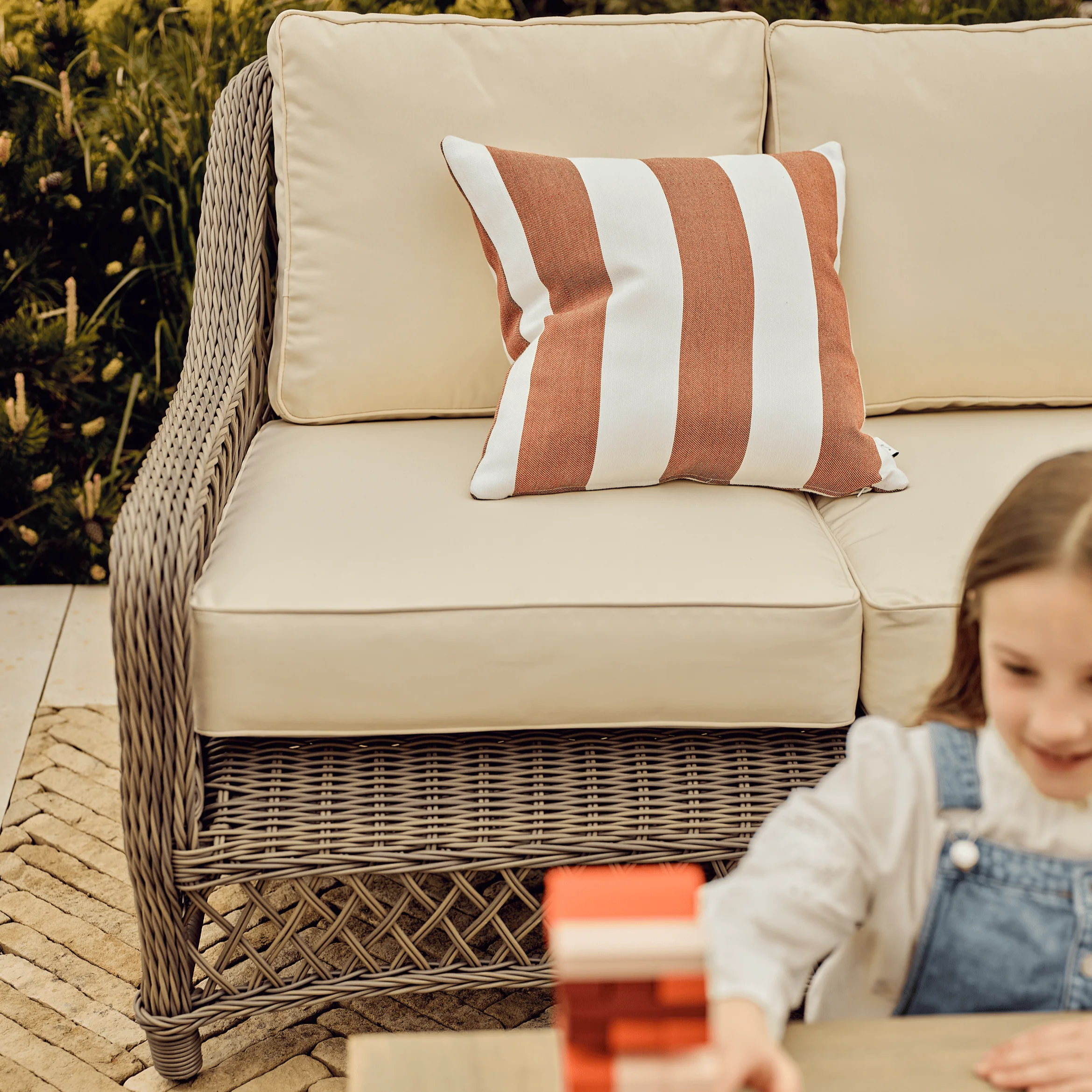 Harrington 4 Seater Wicker Garden Sofa & Coffee Table Set - Image 4