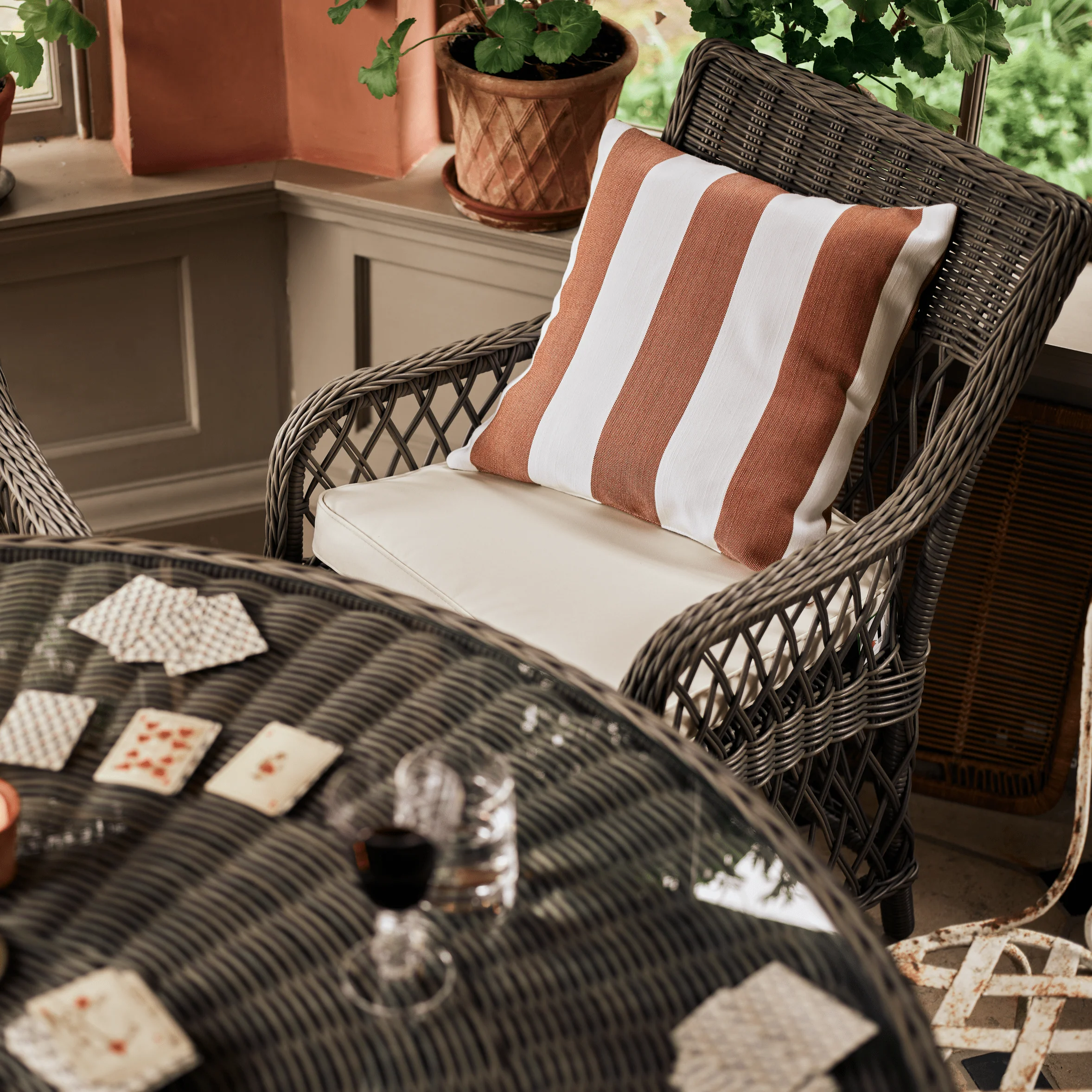 Harrington 6 Seater Round Wicker Garden Dining Set with Carver Chairs - Image 3