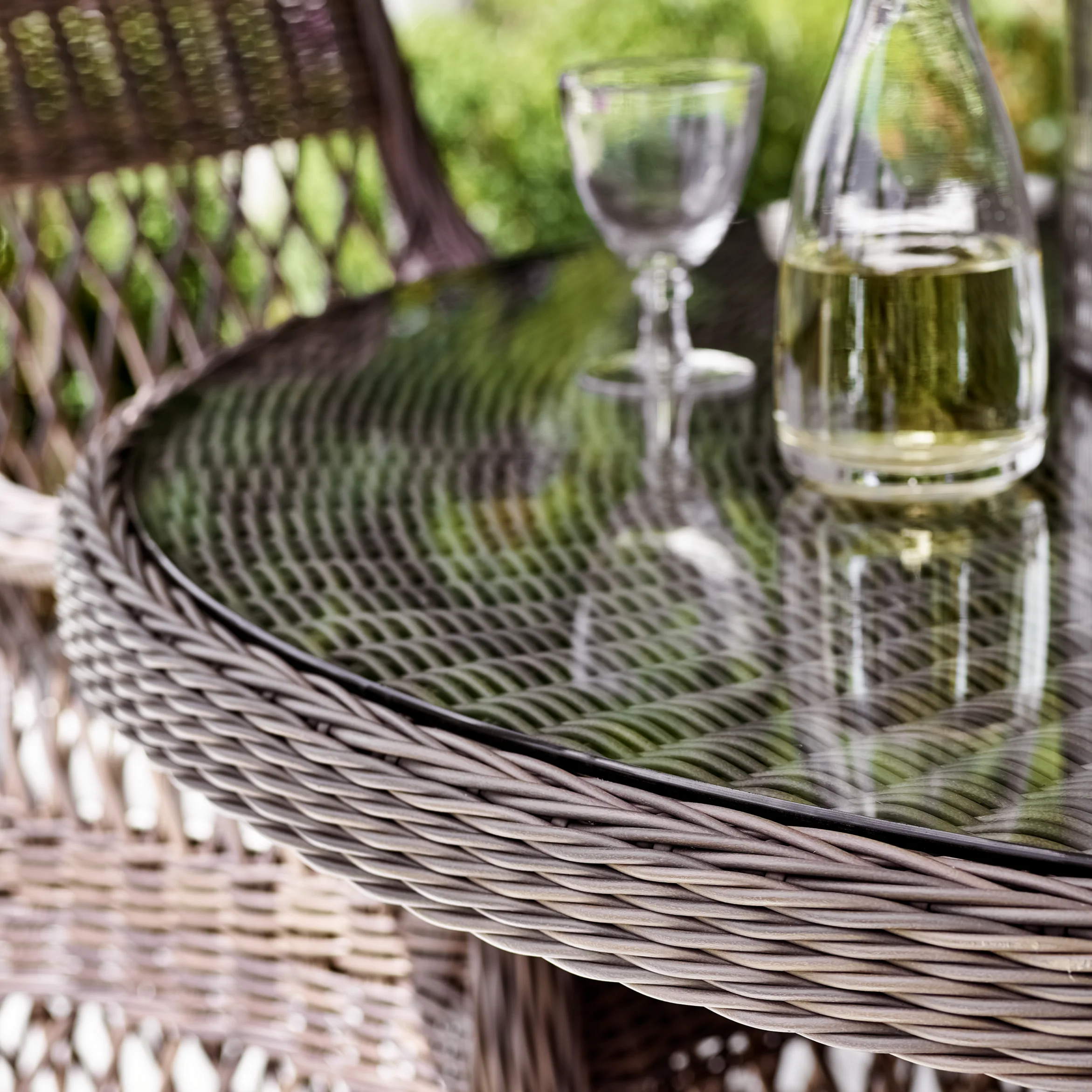 Harrington 4 Seater Round Wicker Garden Dining Table - Image 3