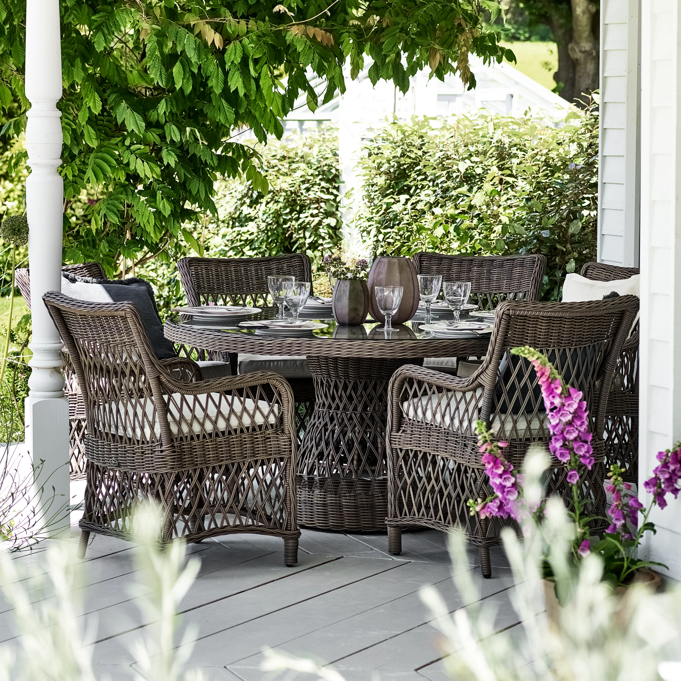 Harrington 4 Seater Round Wicker Garden Dining Table - Image 4