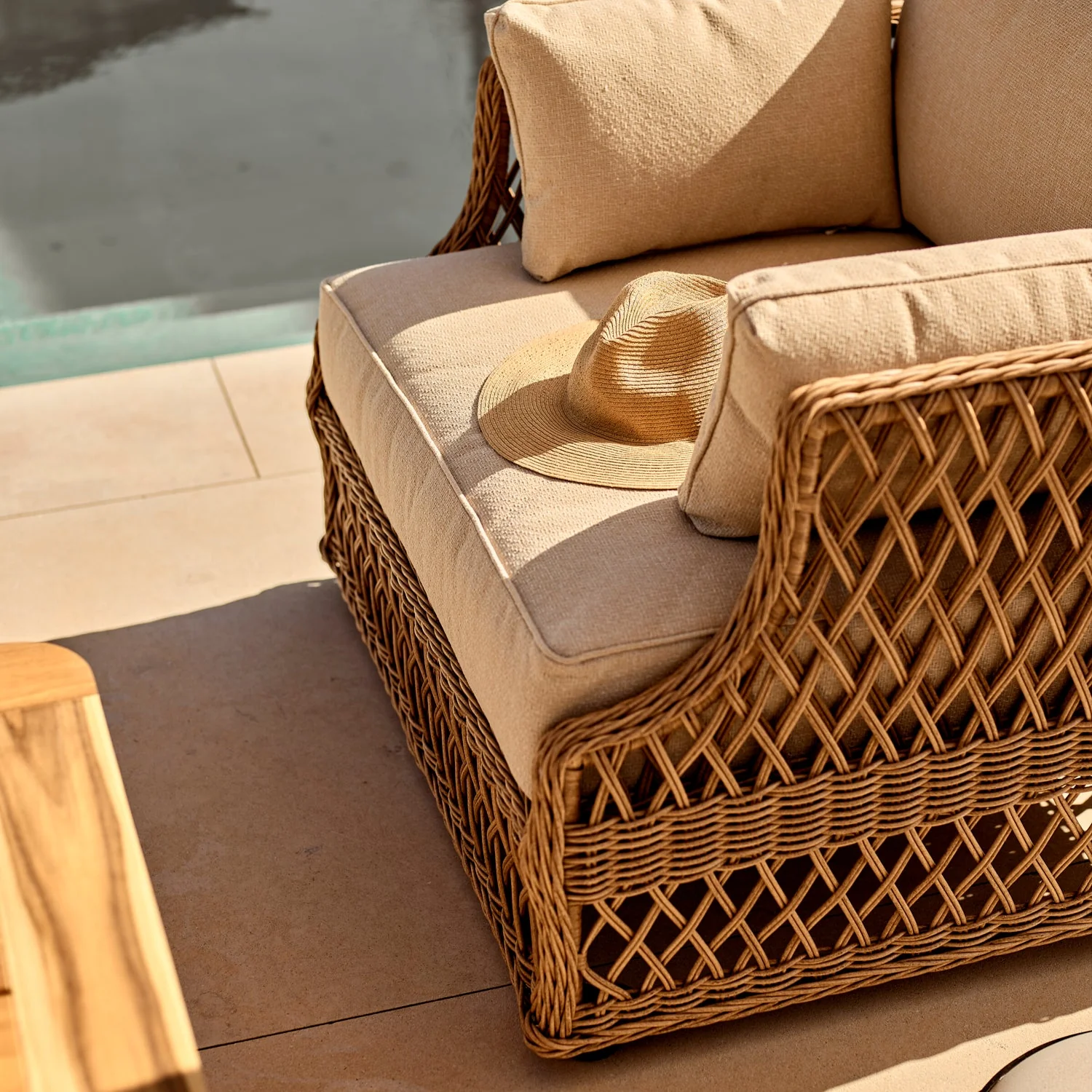 Longmeadow 4 Seater Wicker Garden Sofa Set with Coffee Table - Image 3