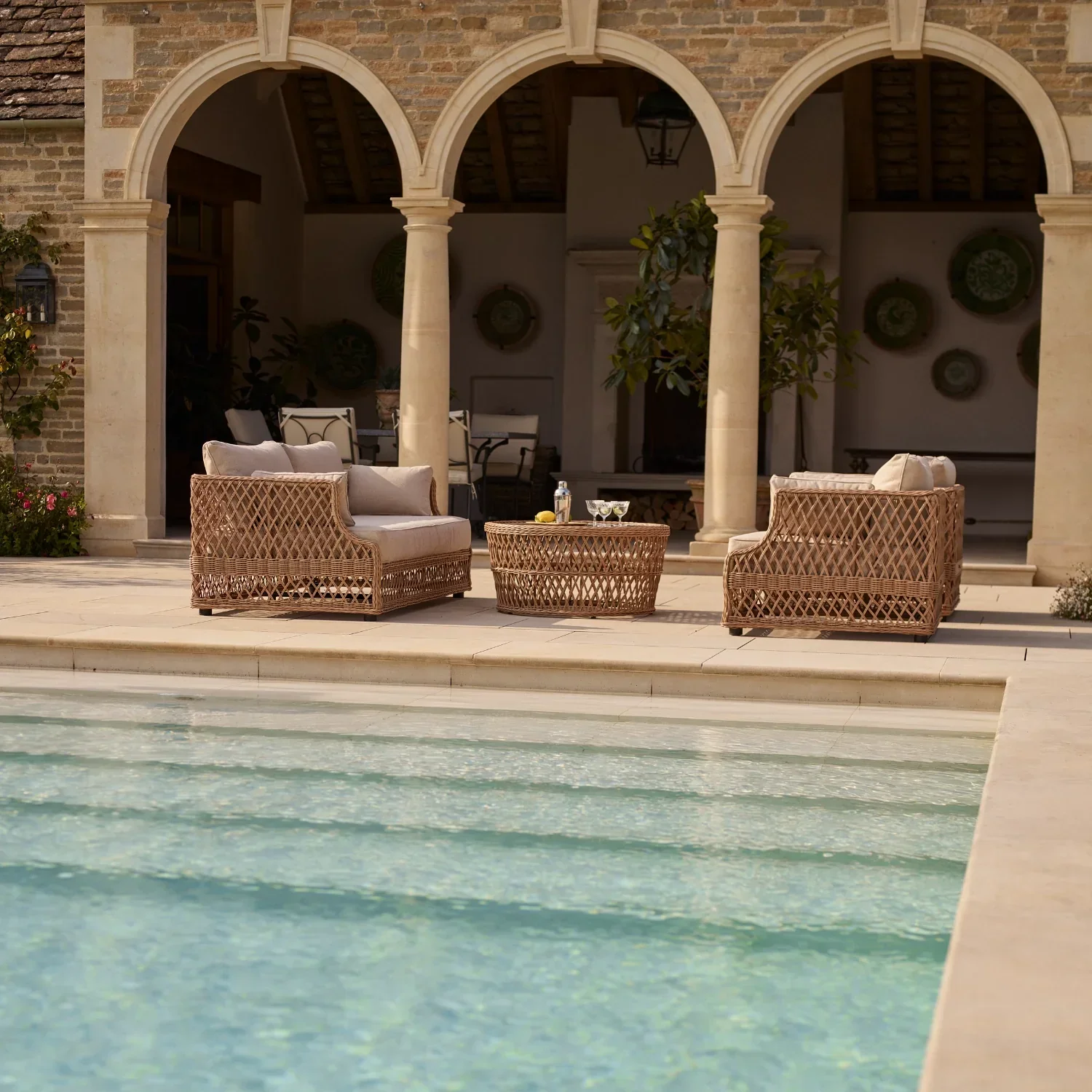 Longmeadow 4 Seater Wicker Garden Sofa Set with Round Coffee Table - Image 3