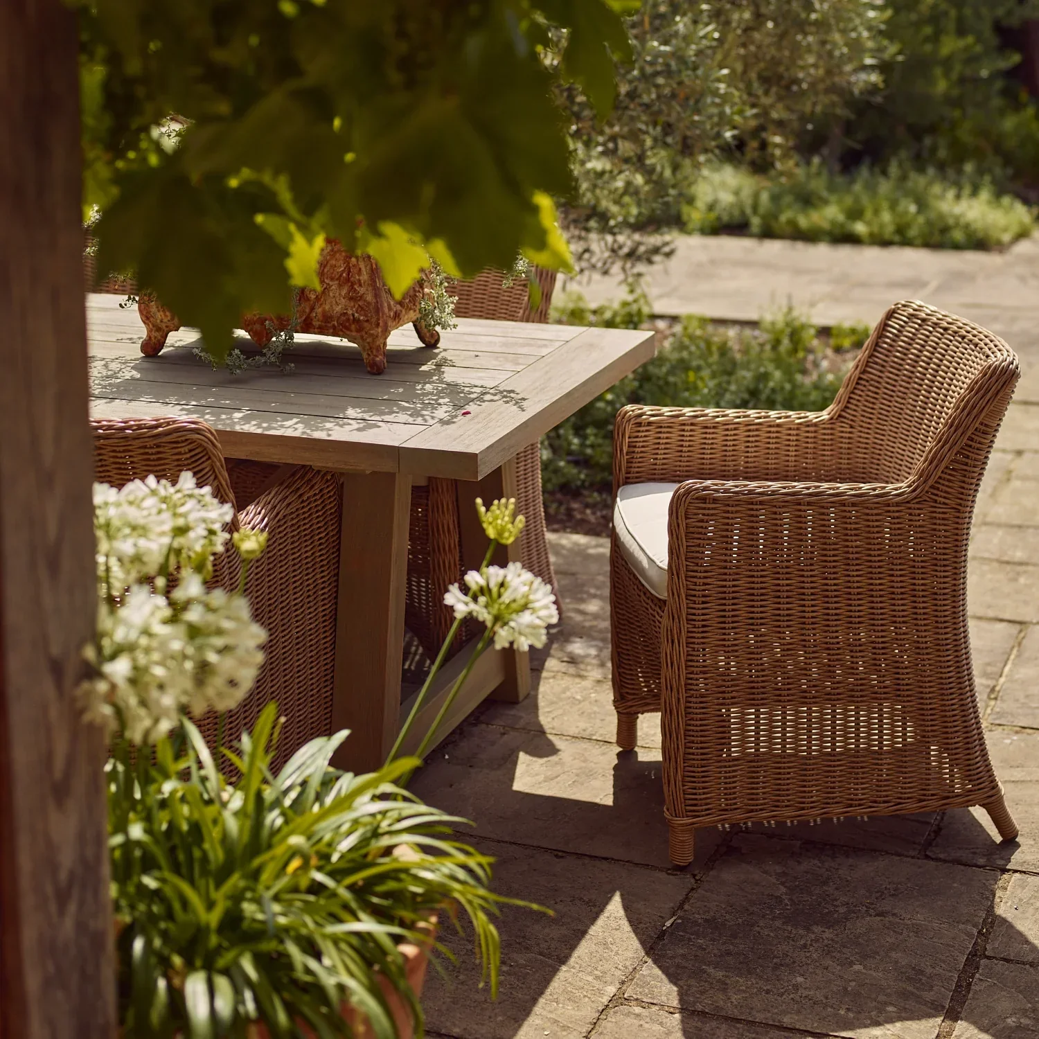 Stanway 8 Seater Teak Garden Dining Table Set with Carver Chairs, Honey - Image 6