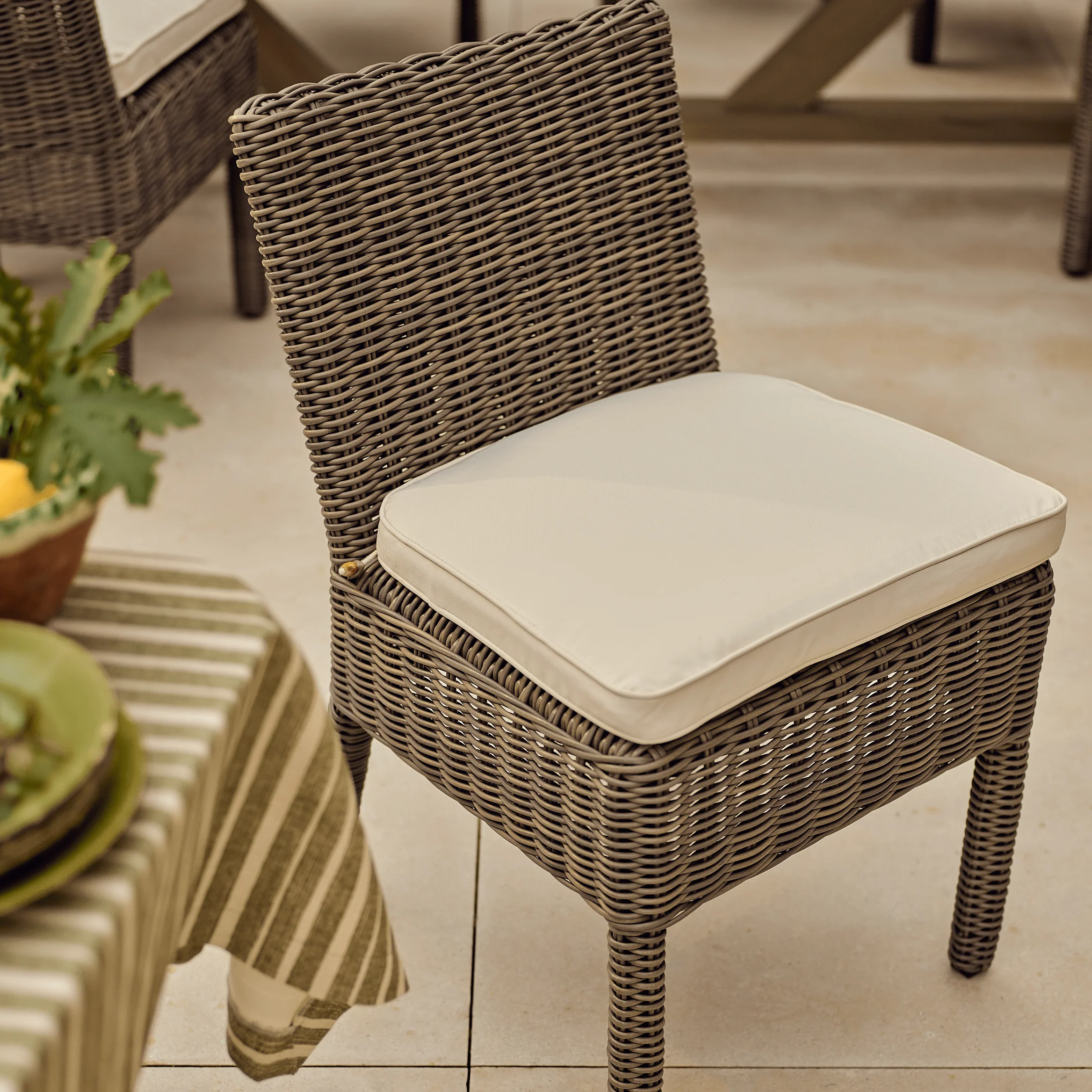 Stanway 10 Seater Teak Garden Dining Set with Toulston Chairs - Image 3
