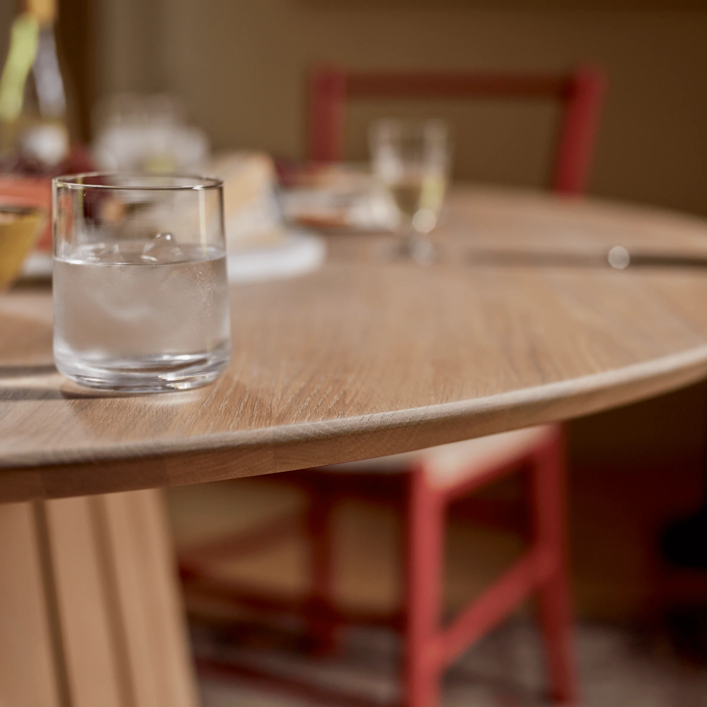 Stratford 6 Seater Round Oak Dining Table - Image 3