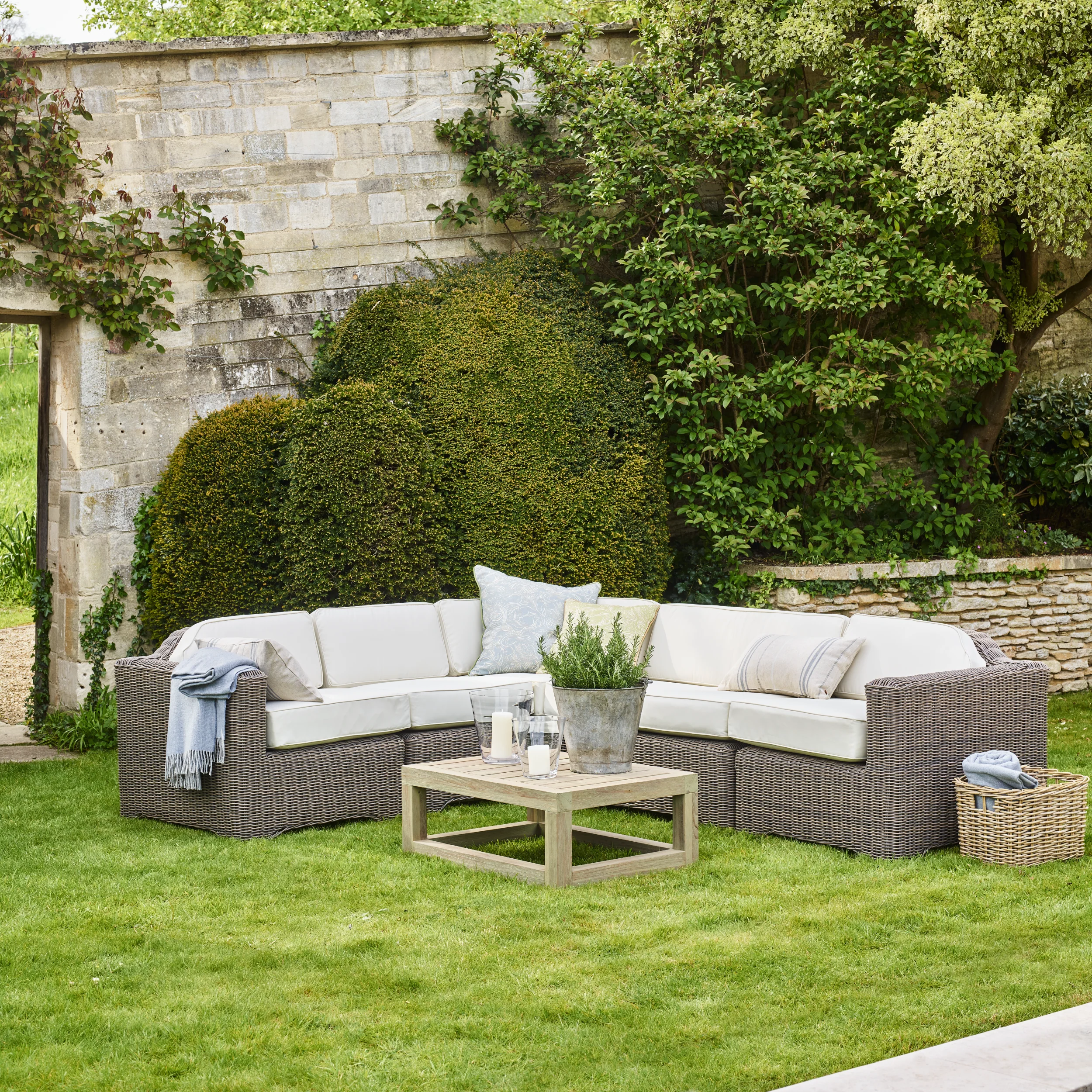 Tresco Modular Wicker Garden Sofa - Image 19